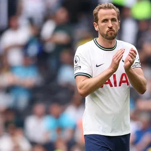 Tottenham-Stürmer Kane klatscht nach Spiel in Richtung Fans