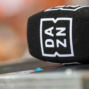 DAZN-Mikrofon liegt auf einem Tisch