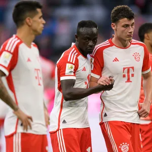Sadio Mane mit seinen Mitspielern Benjamin Pavard und João Cancelo