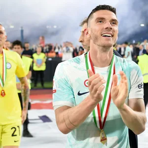 Robin Gosens feiert den Sieg des italienischen Pokals.