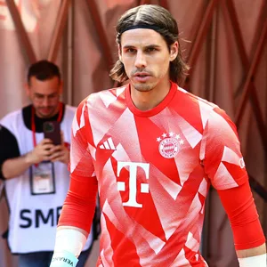 Yann Sommer im Trikot des FC Bayern München vor der Partie gegen den 1. FC Köln