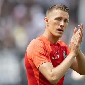 Nils Petersen bedankt sich bei den Fans.