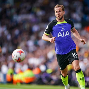 Harry Kane im Trikot von Tottenham Hotspur im Spiel gegen Leeds United
