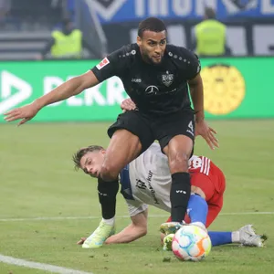 Josha Vagnoman gewinnt einen Zweikampf gegen Miro Muheim.