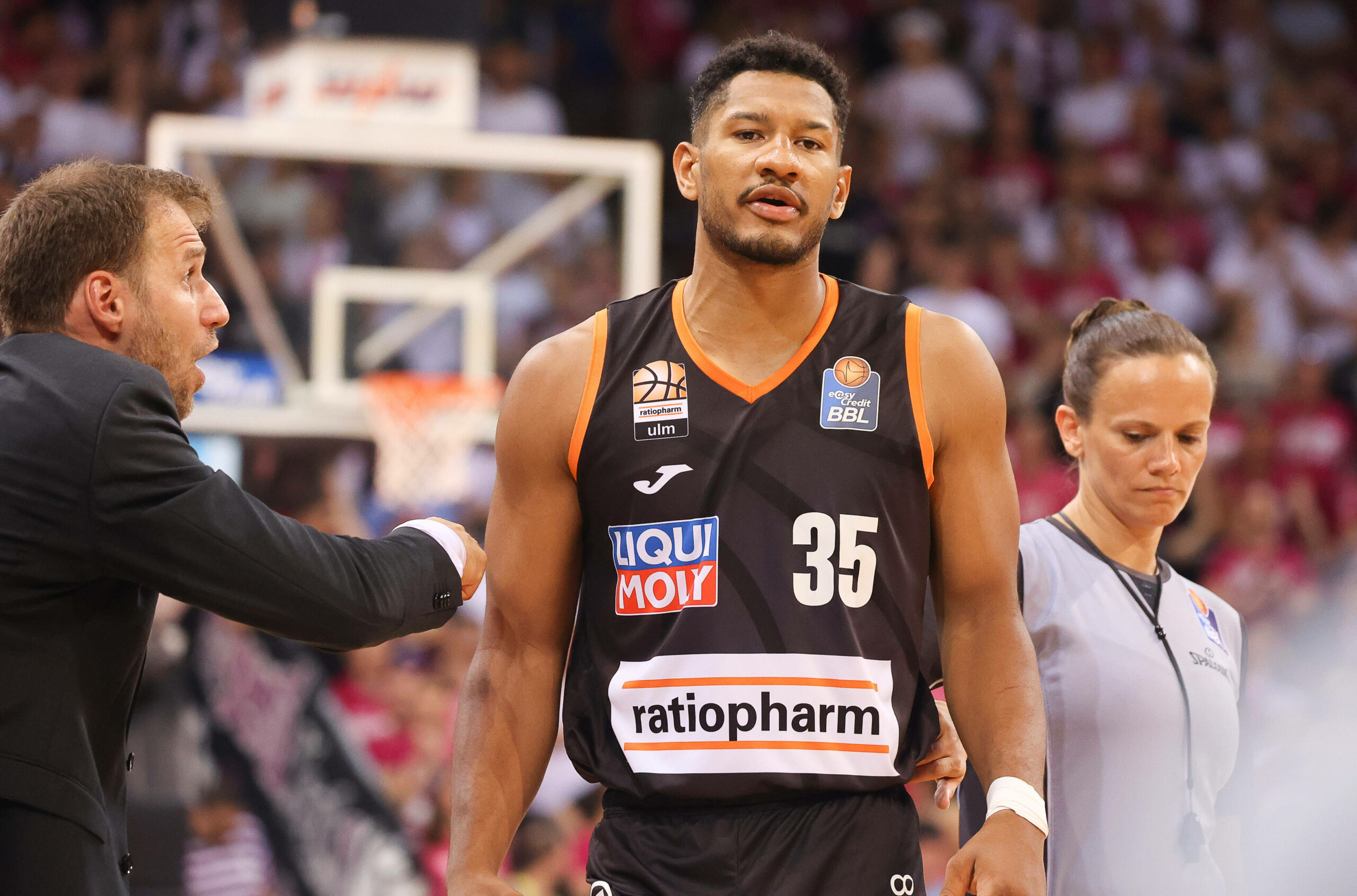 Karim Jallow im schwarzen Trikot von ratiopharm Ulm