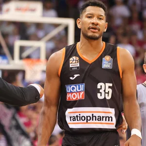 Karim Jallow im schwarzen Trikot von ratiopharm Ulm