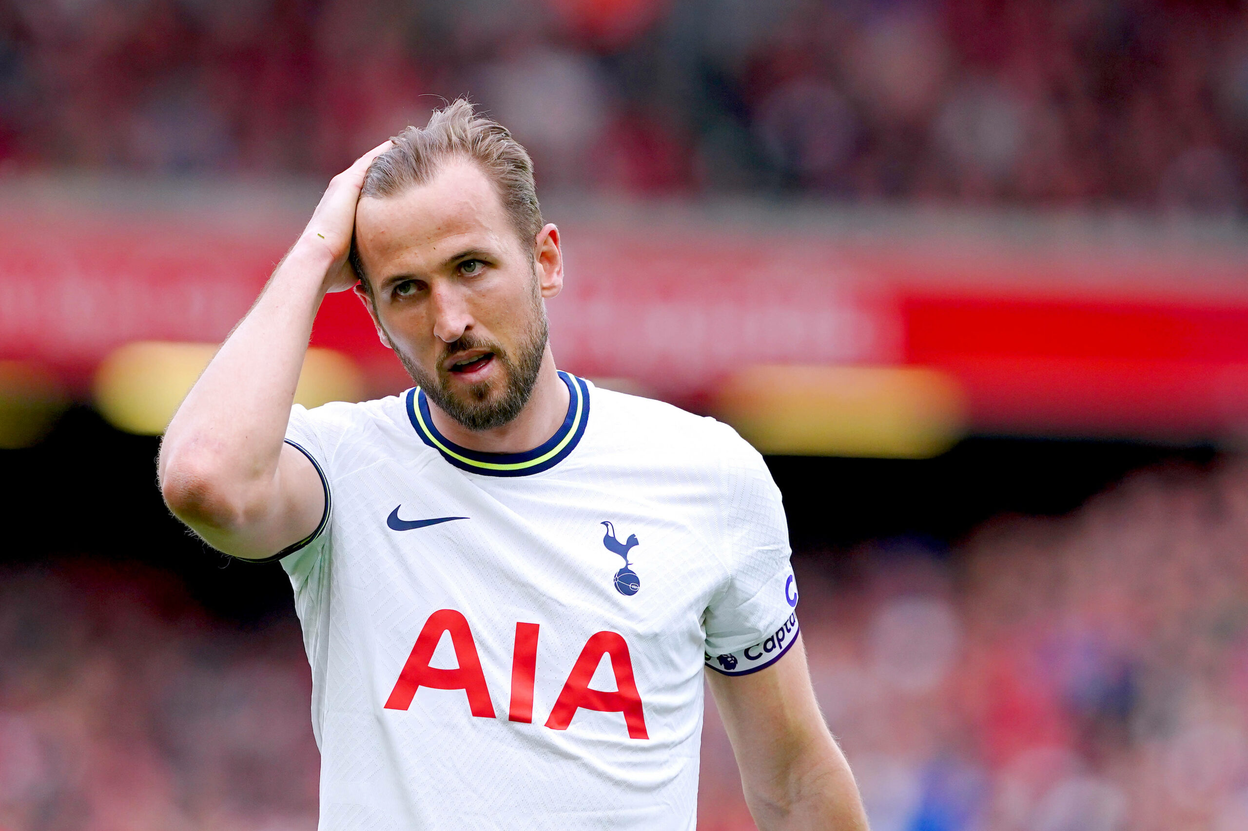 Harry Kane greift sich in die Haare.