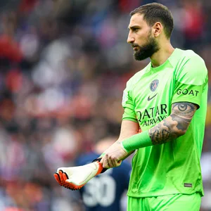 Gianluigi Donnarumma zieht sich seine Torwarthandschuhe an.