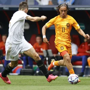 Xavi Simons am Ball im Spiel um Platz drei bei der Nations League.
