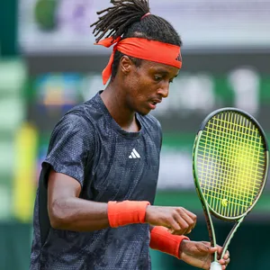 Mikael Ymer beim Tennis-Match mit roten Schweißband.
