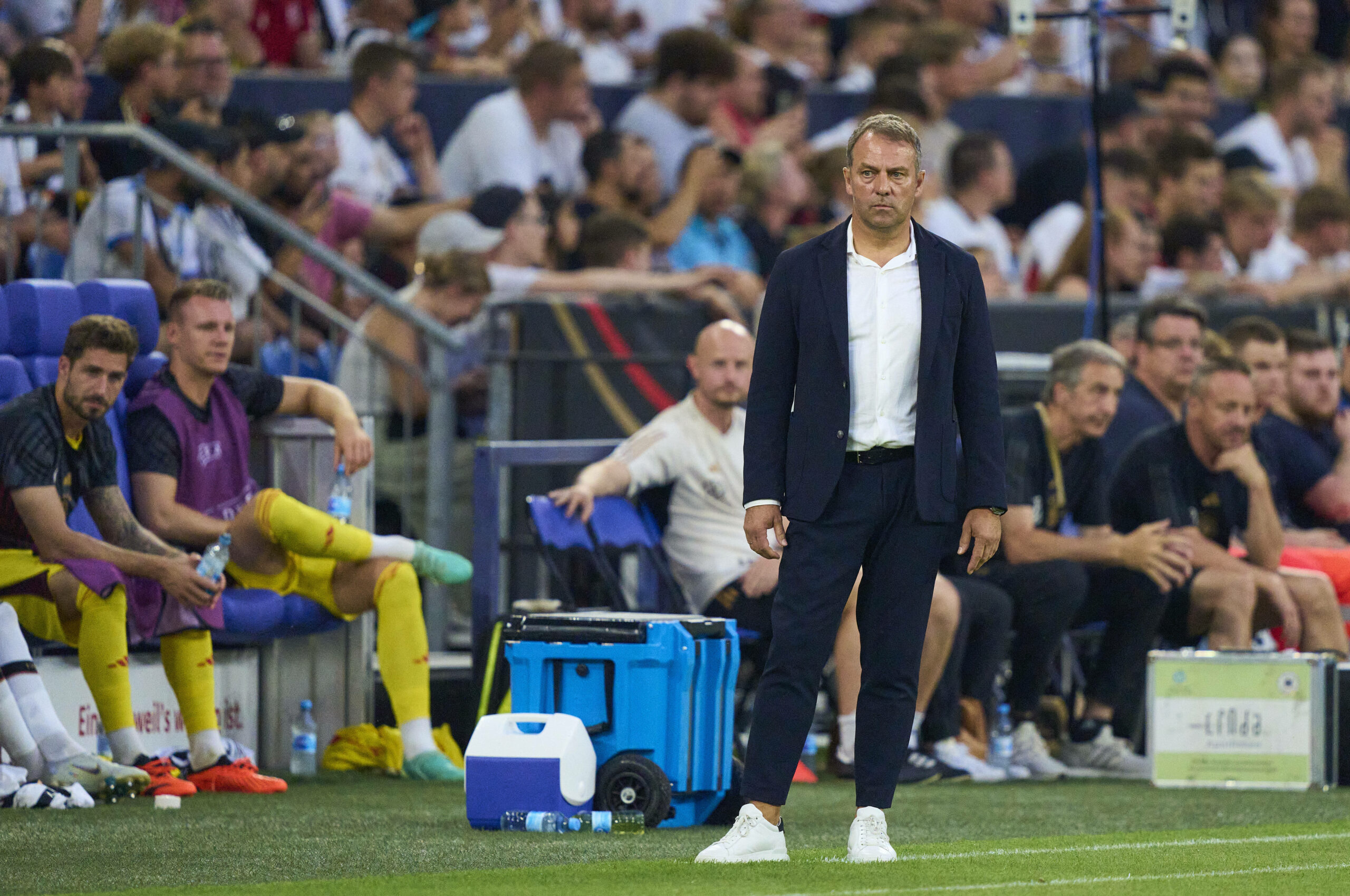 DFB-Trainer Flick steht an der Seitenlinie im Spiel gegen Kolumbien