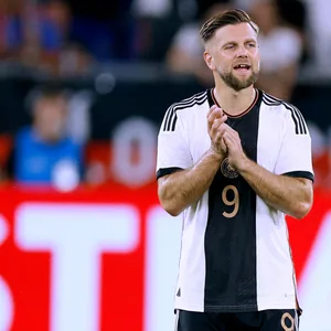 DFB-Stürmer Füllkrug klatscht nach dem Spiel gegen Kolumbien