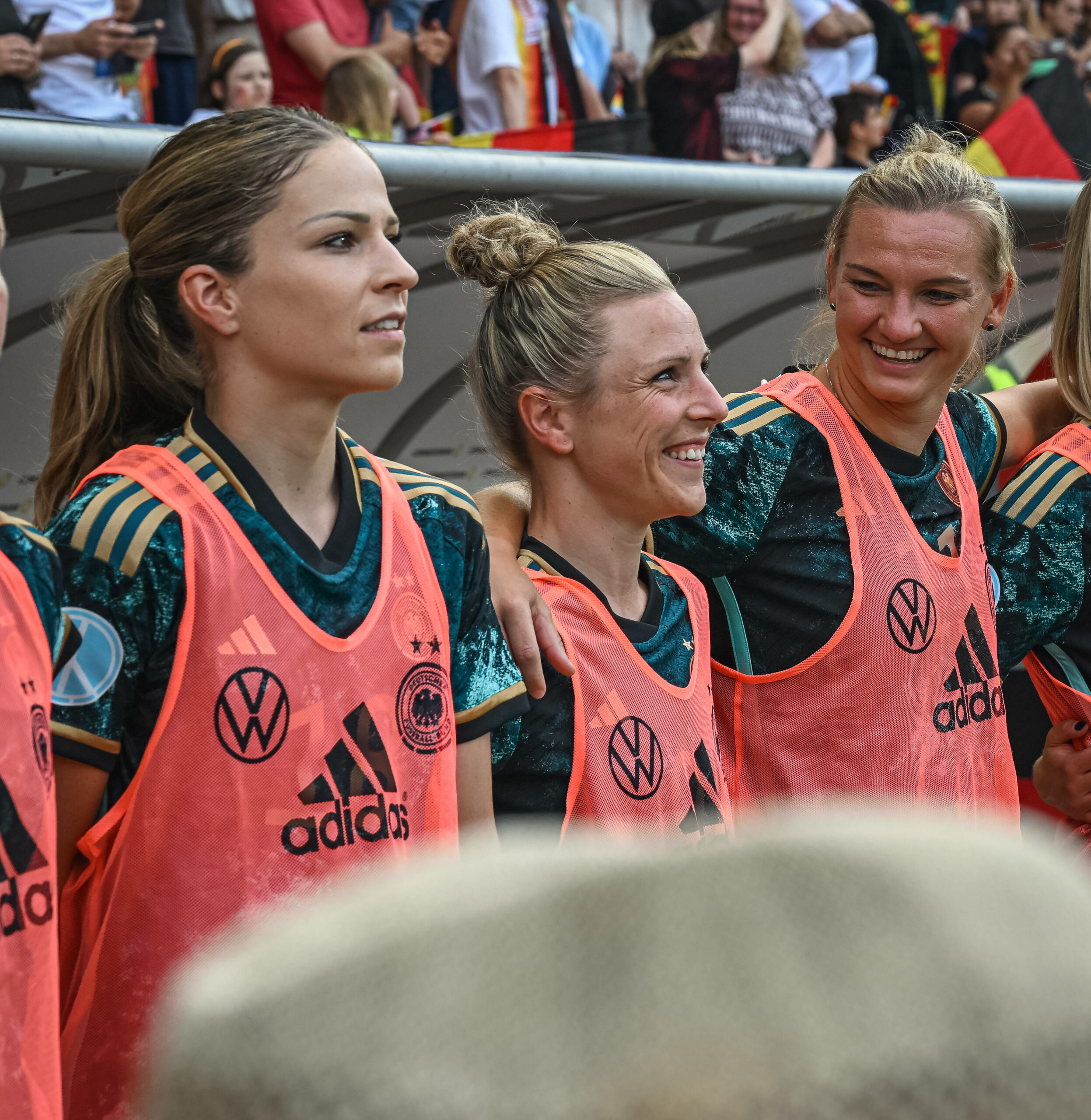 Alexandra Popp (r.) vor dem Testspiel gegen Vietnam auf der Auswechselbank gemeinsam mit Svenja Huth (M.) und Melanie Leupolz