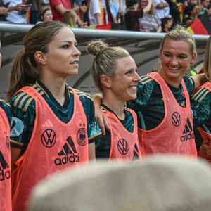 Alexandra Popp (r.) vor dem Testspiel gegen Vietnam auf der Auswechselbank gemeinsam mit Svenja Huth (M.) und Melanie Leupolz