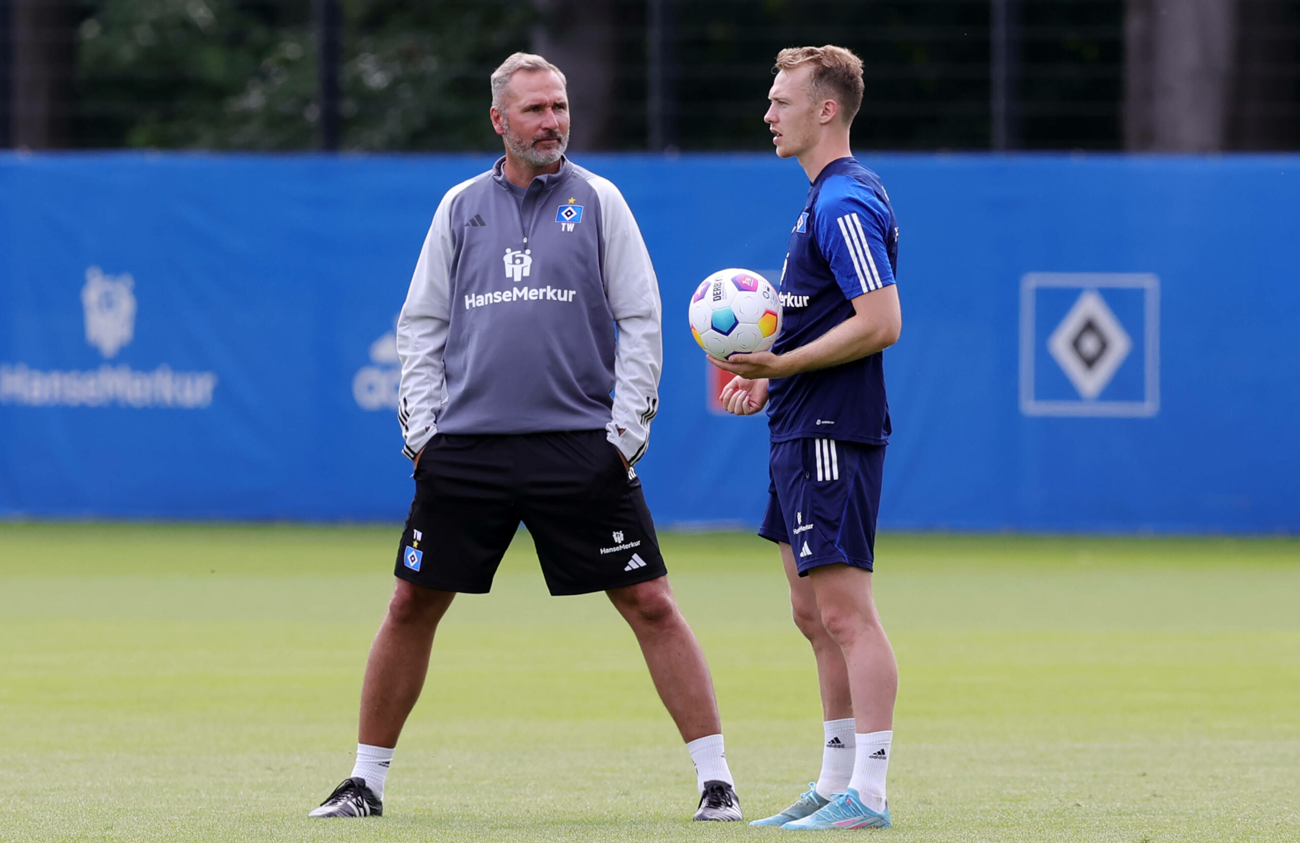 „Wir haben Nachholbedarf in der Defensive“, sagte er zuletzt: Coach Tim Walter will die von Sebastian Schonlau (r.) angeführte HSV-Defensive stabilisieren.