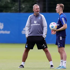 „Wir haben Nachholbedarf in der Defensive“, sagte er zuletzt: Coach Tim Walter will die von Sebastian Schonlau (r.) angeführte HSV-Defensive stabilisieren.