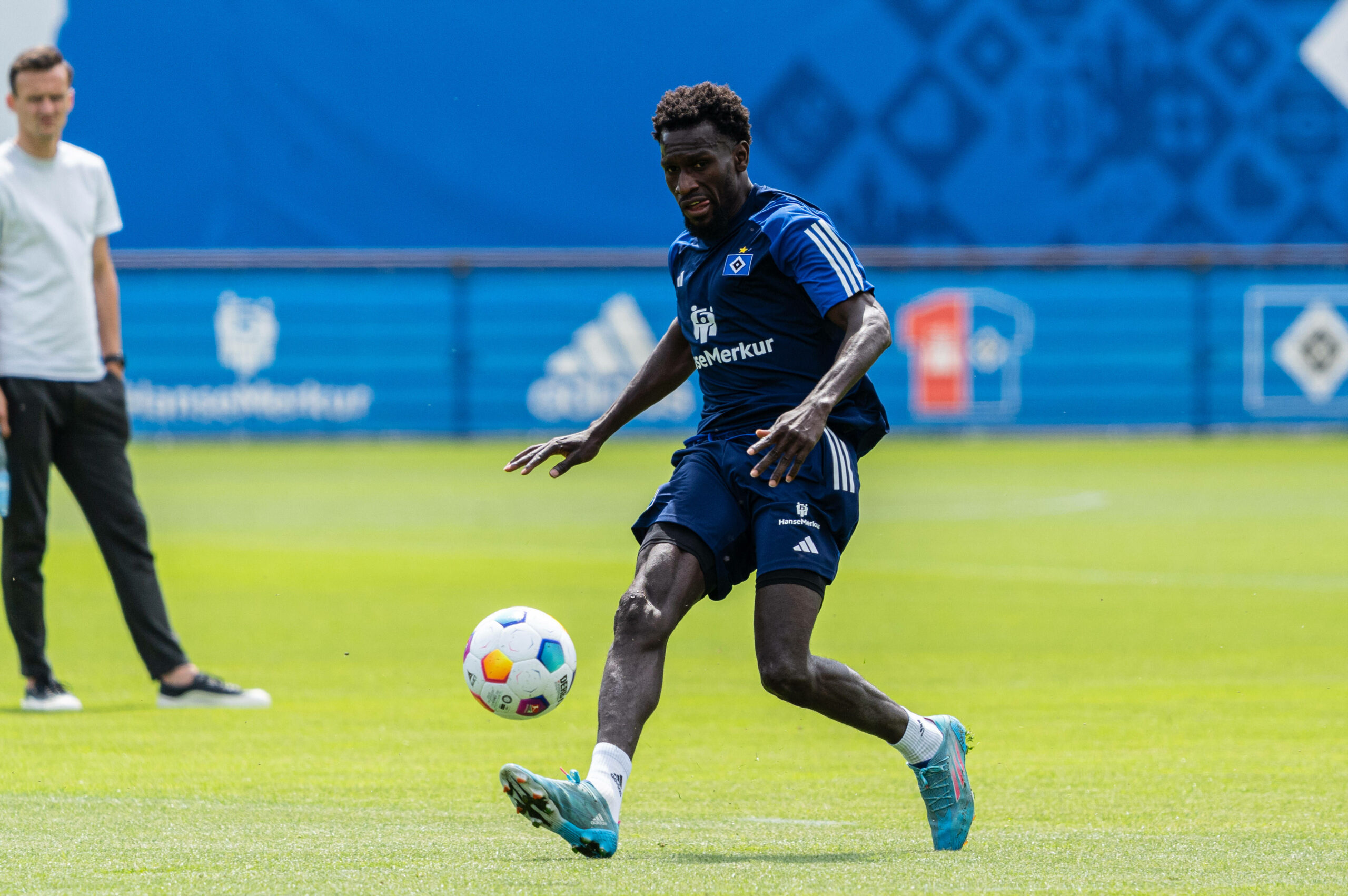 Bakery Jatta passt den Ball im HSV-Training.