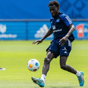 Bakery Jatta passt den Ball im HSV-Training.