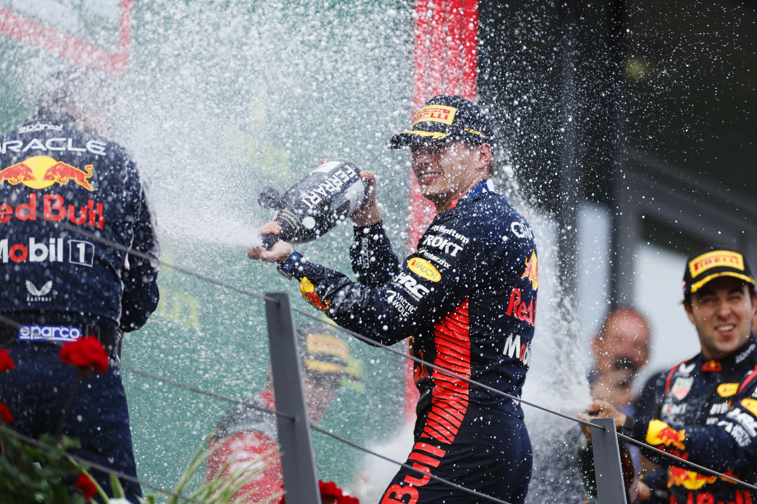 Gewohntes Bild auch in Österreich: Max Verstappen feiert nach seinem Sieg mit Champus-Flasche.