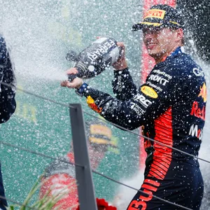 Gewohntes Bild auch in Österreich: Max Verstappen feiert nach seinem Sieg mit Champus-Flasche.