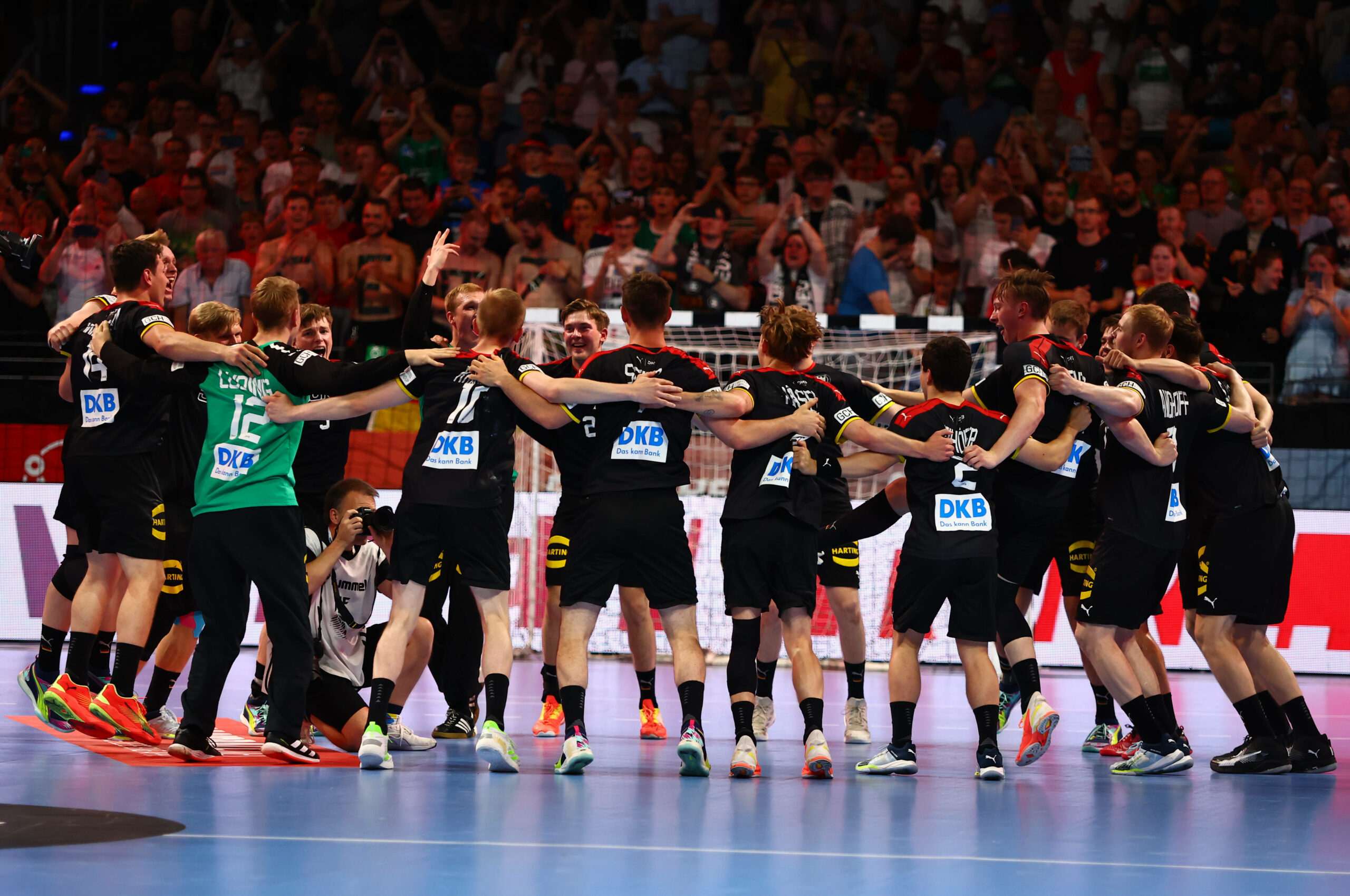 Deutschlands U21-Handballer feiern ihren WM-Triumph.
