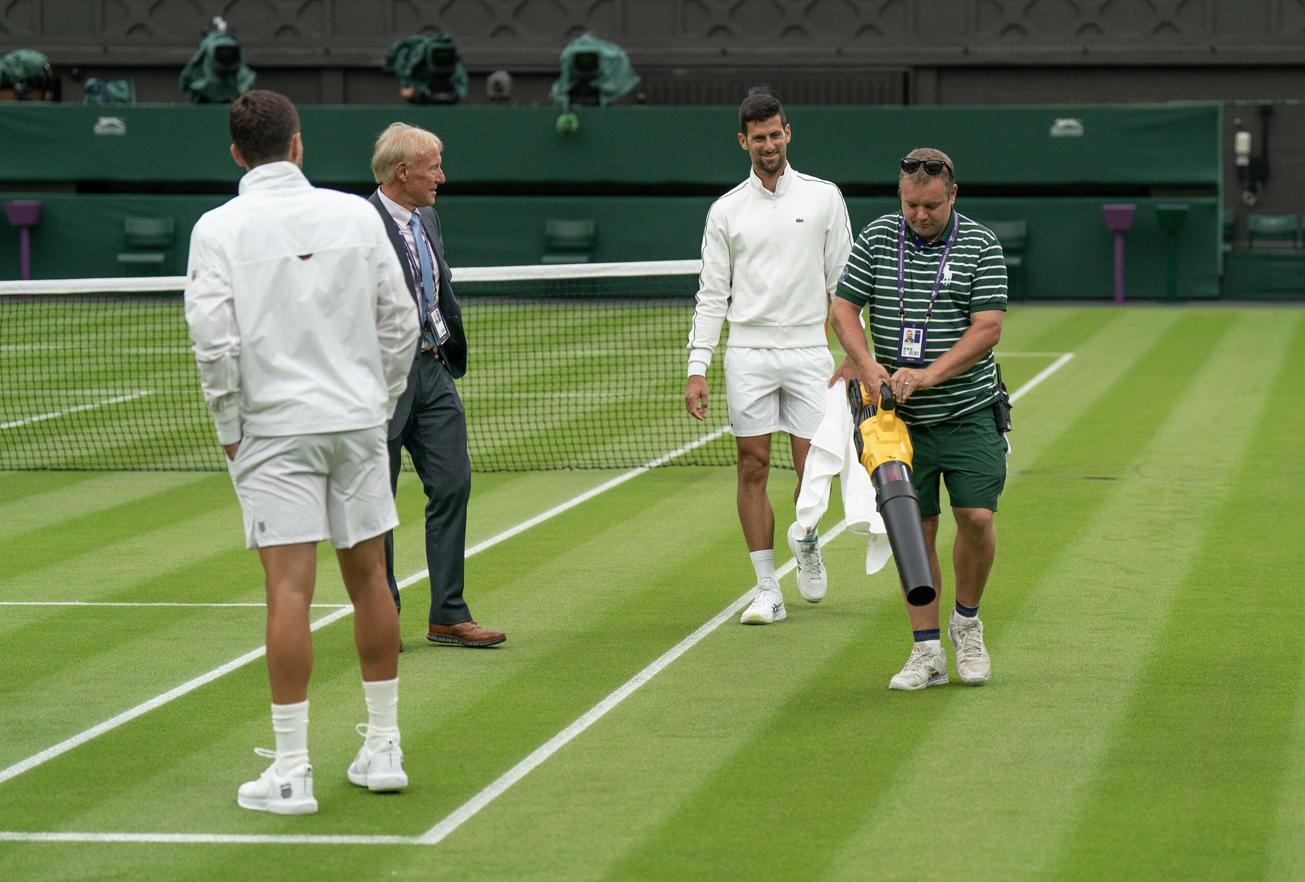 Beim Match zwischen Novak Djokovic und Pedro Cachin kommt der Föhn zum Einsatz.