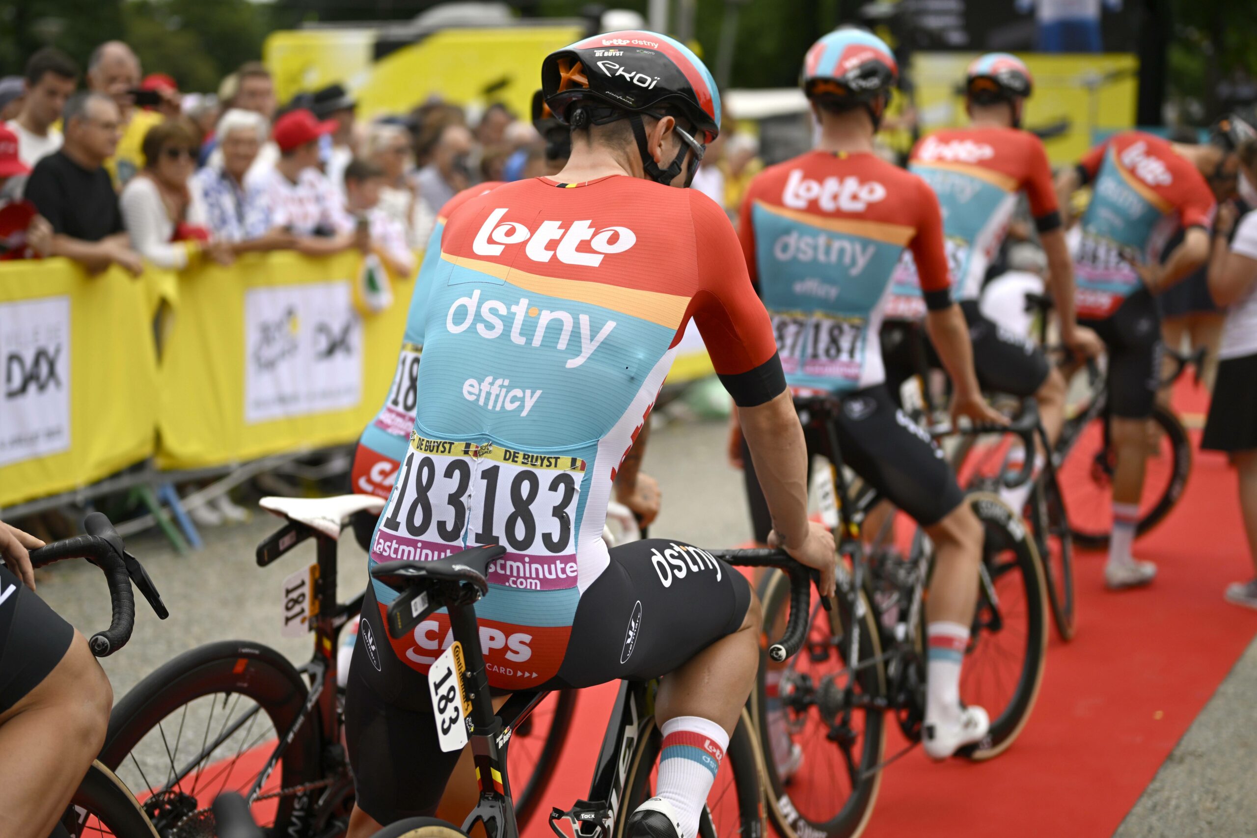 Radfahrer von Lotto-Dstny stehen bei der Tour de France in einer Reihe