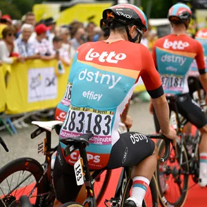 Radfahrer von Lotto-Dstny stehen bei der Tour de France in einer Reihe