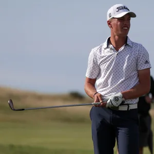 Tiger Christensen blickt dem Golfball hinterher..