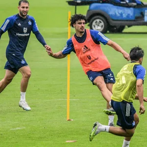 Die HSV-Zugänge Levin Ötztunali, Guilherme Ramos und Immanuel Pherai beim Training