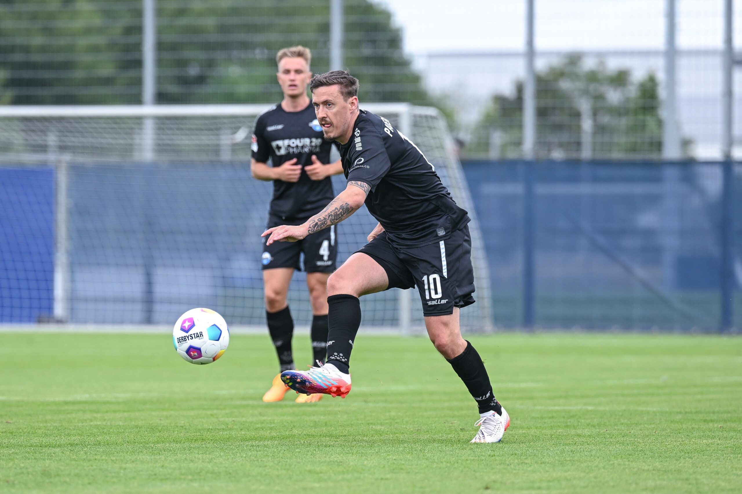 Max Kruse am Ball im Paderborn-Trikot.