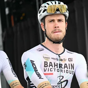 Phil Bauhaus im Fahrrad-Outfit von Team Bahrain-Victorious.