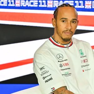 Lewis Hamilton auf der Pressekonferenz vor dem Rennen in Silverstone.