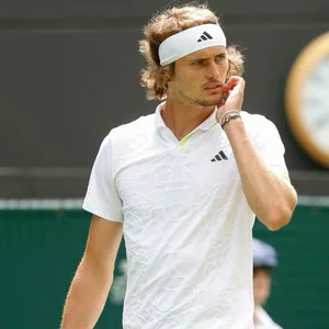 Alexander Zverev kratzt sich am Kinn