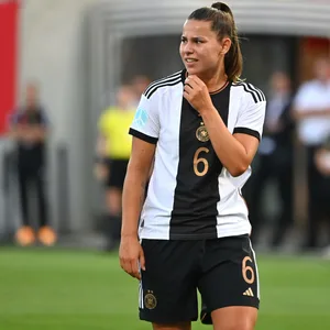 Lena Oberdorf mit skeptischen Blick im DFB-Trikot