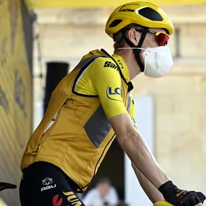 Jonas Vingegaard mit einer Maske