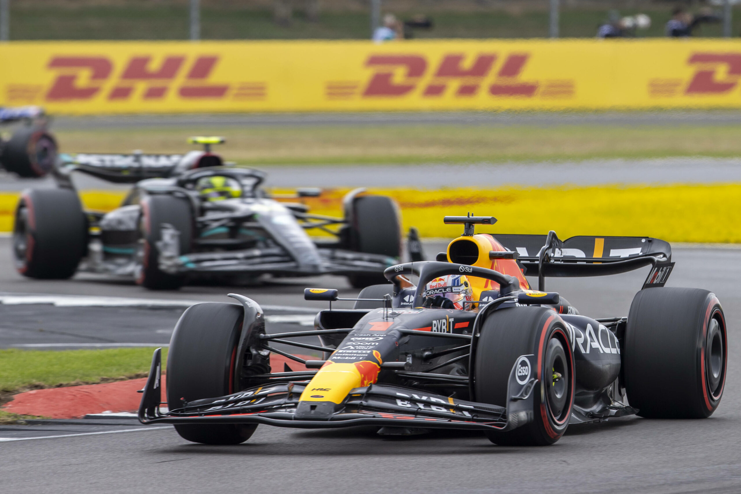 Lewis Hamilton verfolgt Max Verstappen beim Rennen in Silverstone.