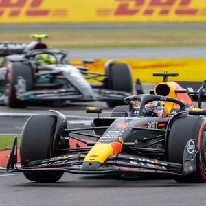 Lewis Hamilton verfolgt Max Verstappen beim Rennen in Silverstone.