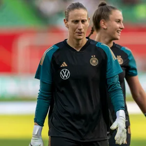 Ann-Katrin Berger beim Aufwärmen fürs Testspiel.