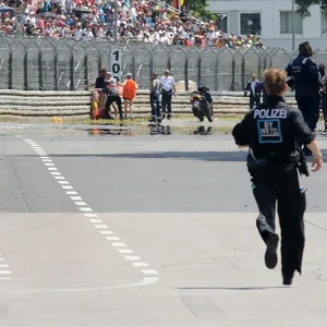 Polizei im Einsatz bei einer Protestaktion auf der Rennstrecke kurz vor dem Start des DTM-Lauf auf dem Norisring