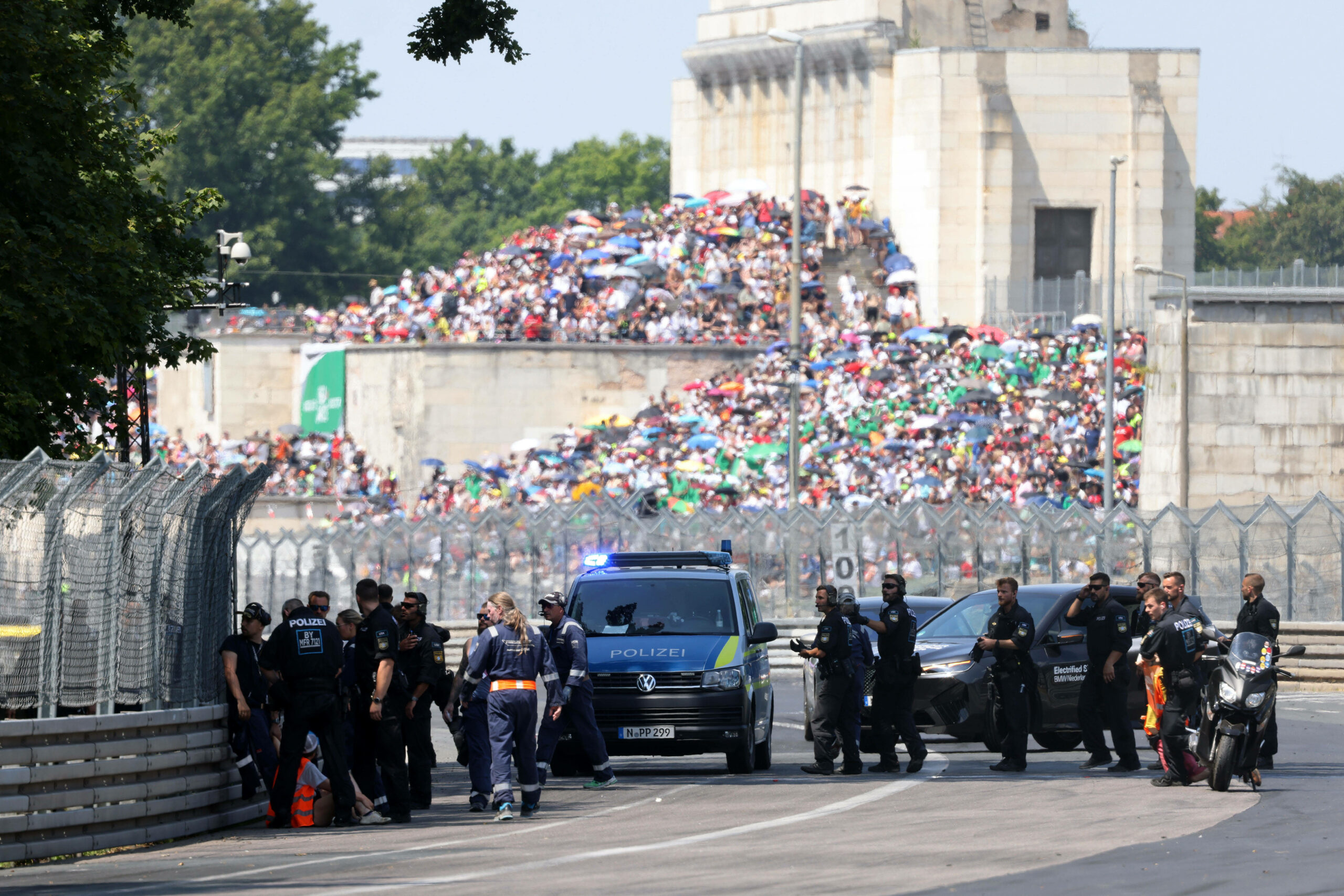 Klimaaktivisten müssen von Polizeikräften beim DTM-Rennen von der Rennstrecke am Norisring gebracht werden