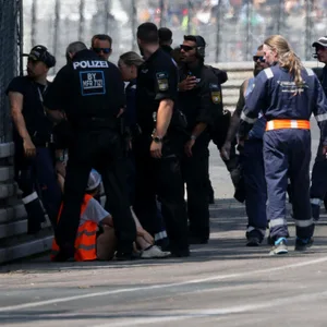 Klimaaktivisten müssen von Polizeikräften beim DTM-Rennen von der Rennstrecke am Norisring gebracht werden