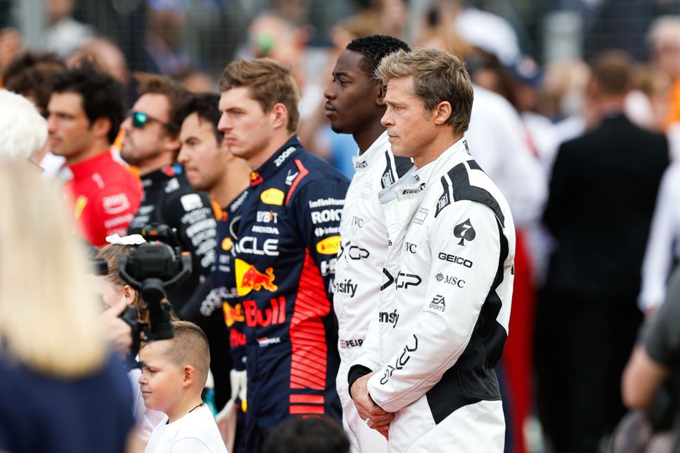Hollywood-Star Brad Pitt steht in einer Reihe mit anderen Formel-1-Fahrern