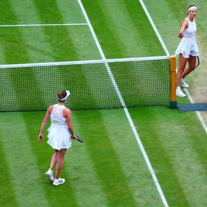 Elina Svitolina verweigert nach dem Sieg gegen Vicotira Azarenka (l.) ihrer Gegenspielerin den Handschlag.