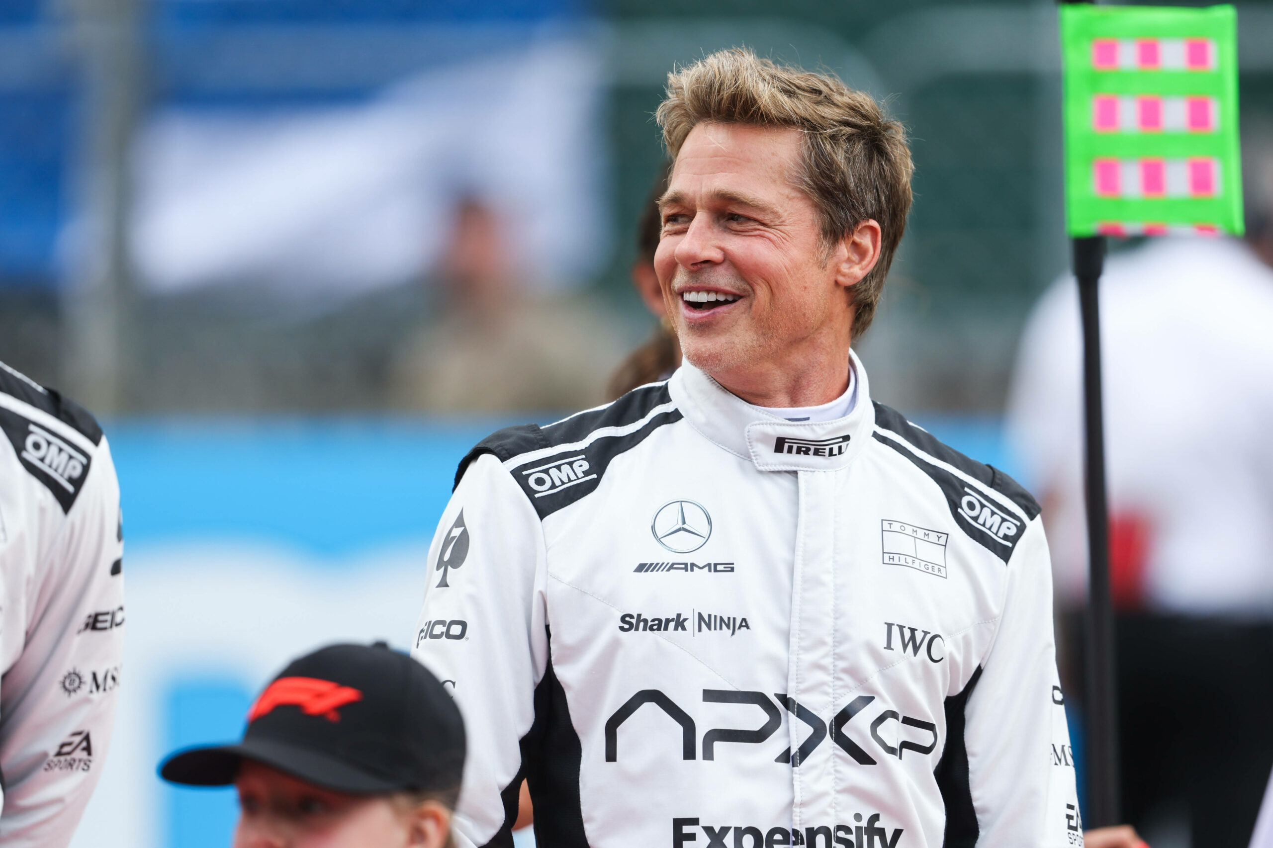 Hollywood-Star Pitt lacht beim Formel-1-Rennen in Großbritannien