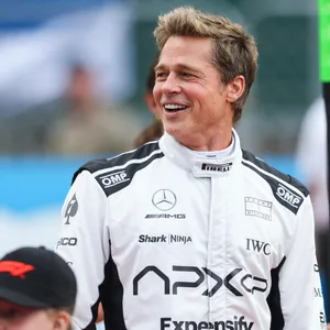 Hollywood-Star Pitt lacht beim Formel-1-Rennen in Großbritannien