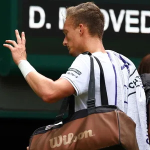 Tennis-Profi Lehecka verlässt den Platz nach seiner Aufgabe gegen Medvedev