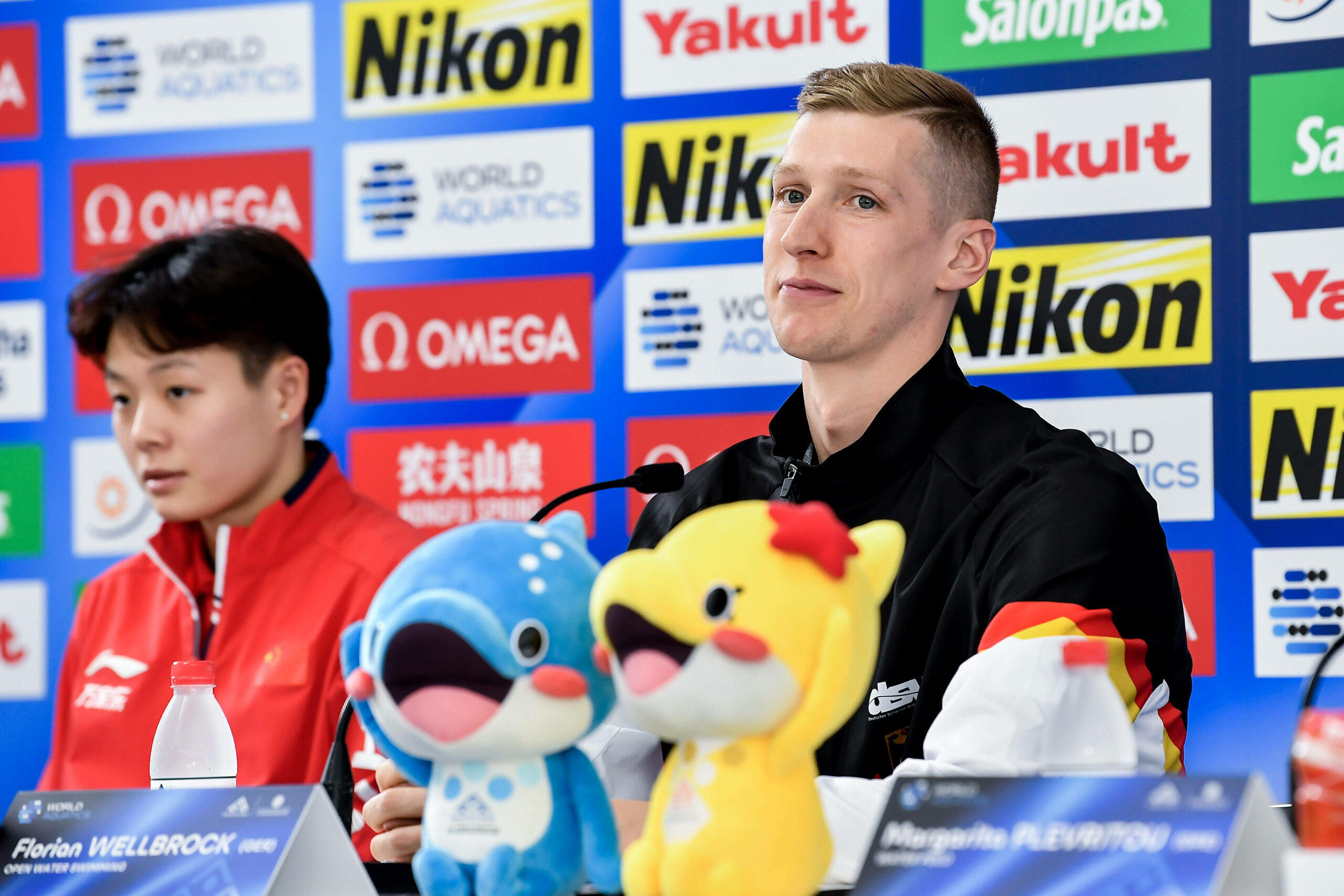 Florian Wellbrock auf der Pressekonferenz in Japan.