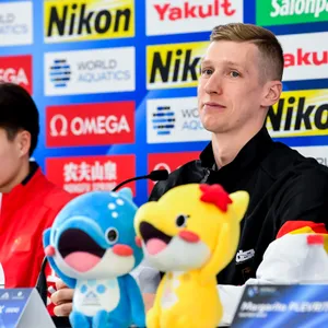 Florian Wellbrock auf der Pressekonferenz in Japan.