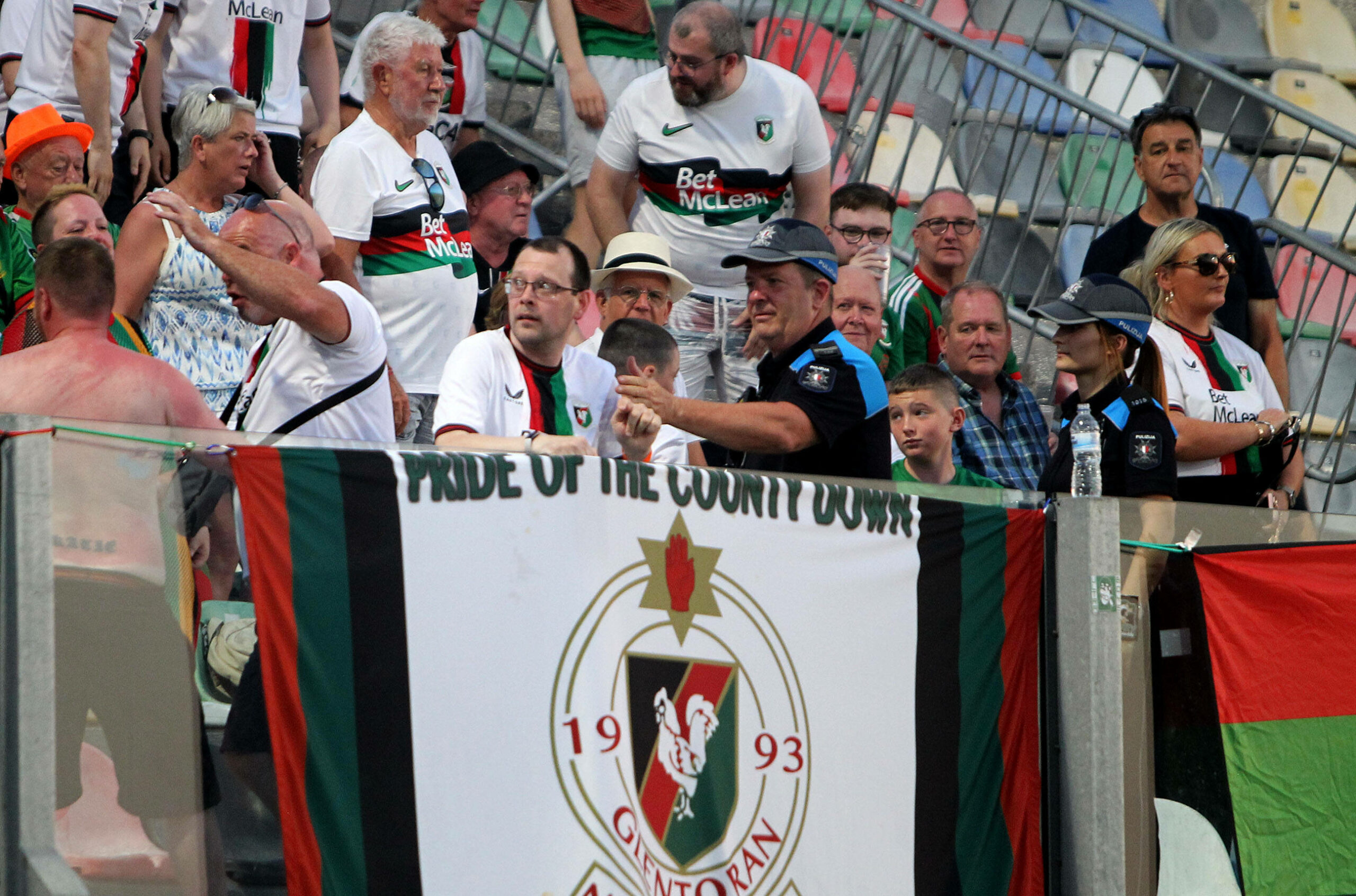 Glentoran FC-Fans auf der Tribüne